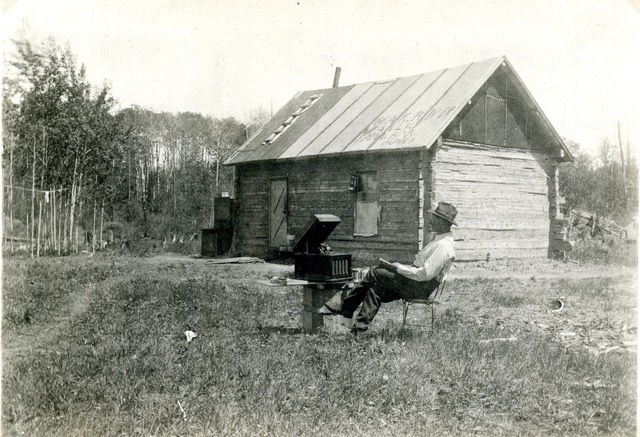 Amerikansuomalainen mies kuuntelee gramofonia 1920-luvulla