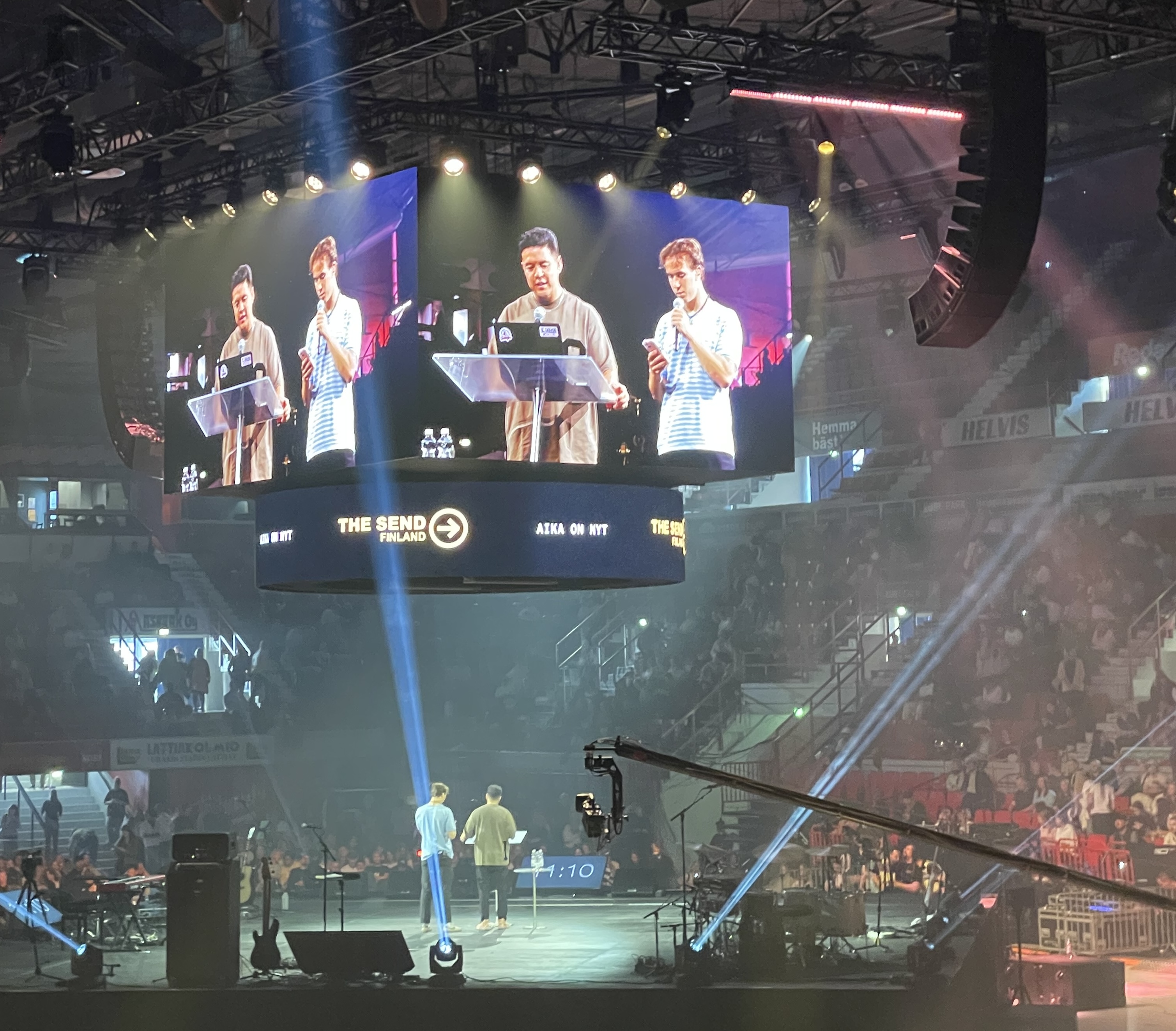 Ihmisiä esiintymislavalla