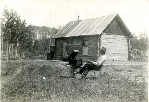 Amerikansuomalainen mies kuuntelee gramofonia 1920-luvulla