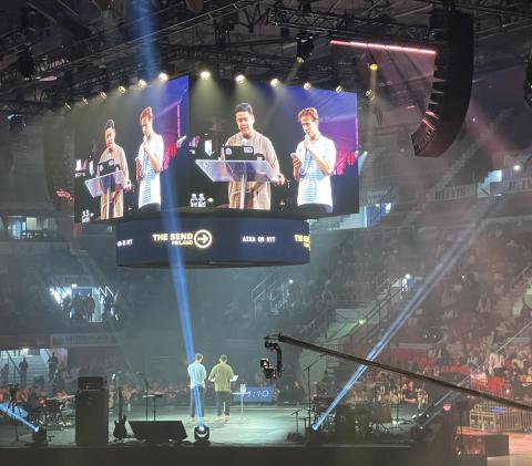 Ihmisiä esiintymislavalla